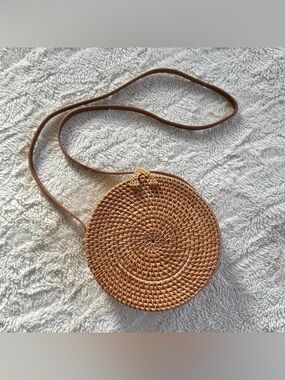 Rattan woven round straw purse